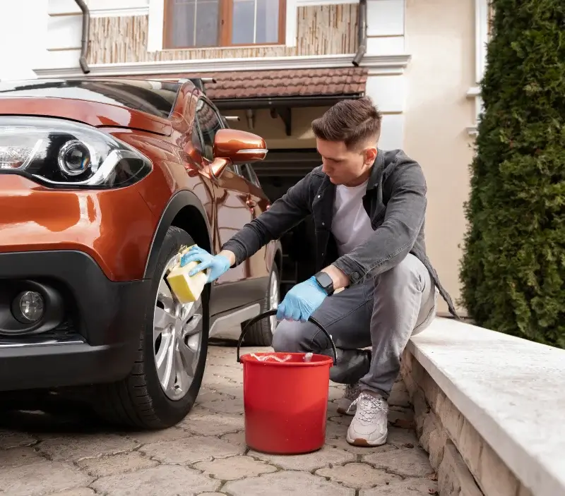 Lavage auto à domicile Prignac-et-Marcamps : professionnel intervenant sur un véhicule